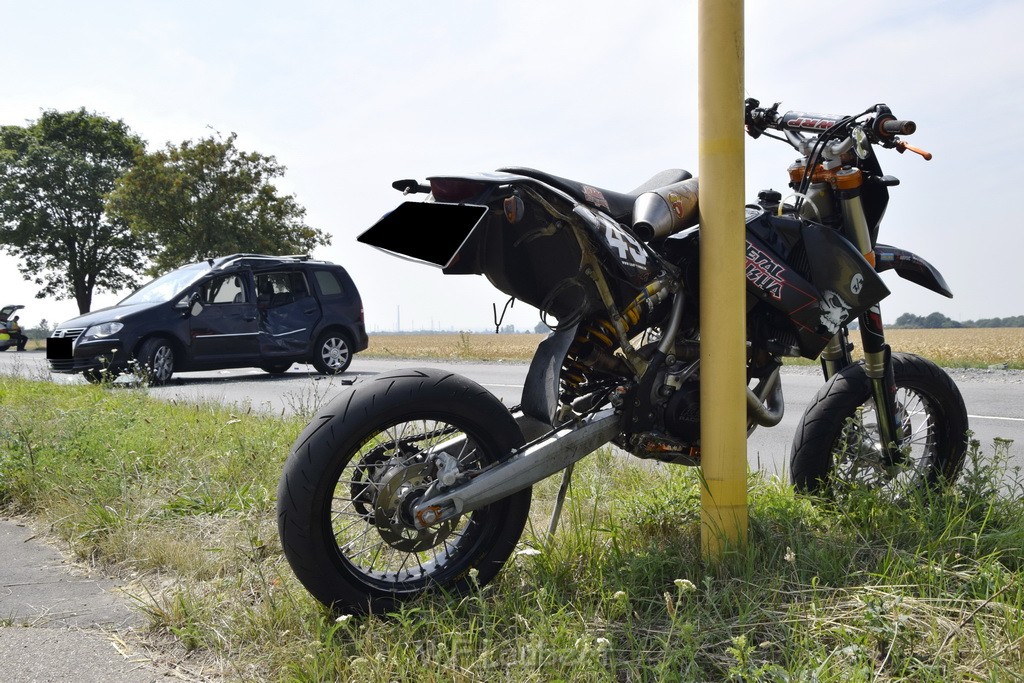 Schwerer Krad Pkw Unfall Koeln Porz Libur Liburer Landstr (Krad Fahrer nach Tagen verstorben) P081.JPG - Miklos Laubert